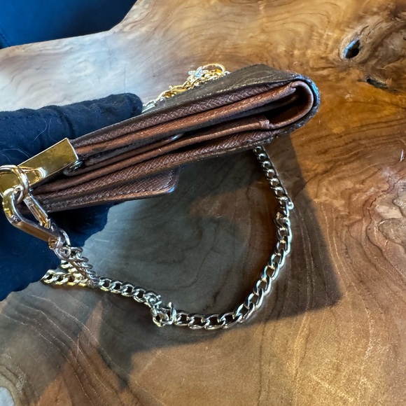 LOUIS VUITTON
Monogram Porte Tresor Etui Papiers
Wallet vintage converted - Picture 6 of 15